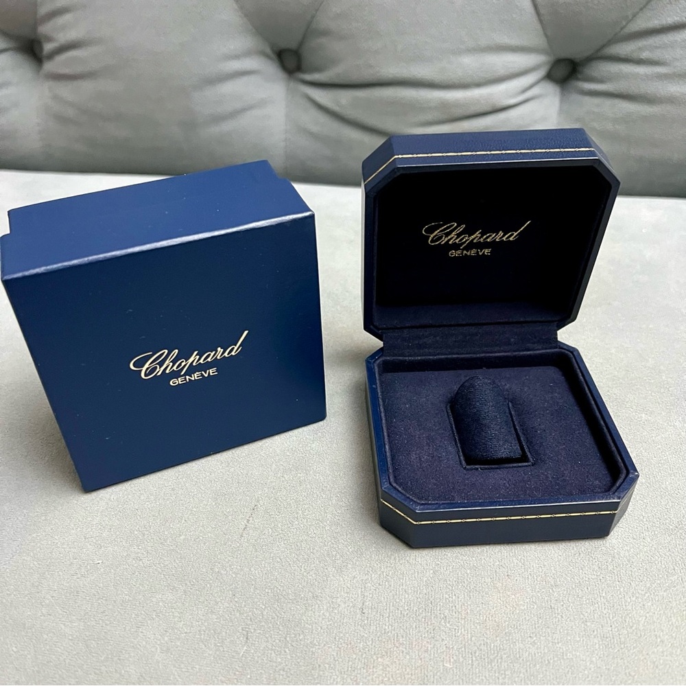 CHOPARD Ring Box + Outer Box

3.75x3.75x1.90 inches
